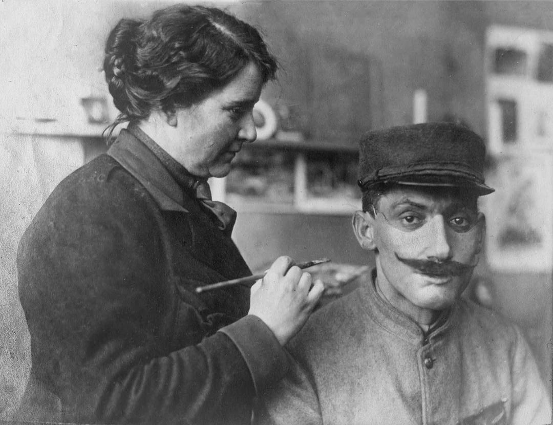 Sculptor Anna Coleman Ladd fitting a soldier with a restorative face mask during WWI. She set up her own studio in Paris and set to work sculpting new faces for those who had lost a piece of theirs in trench warfare. (1917) [1080×830]