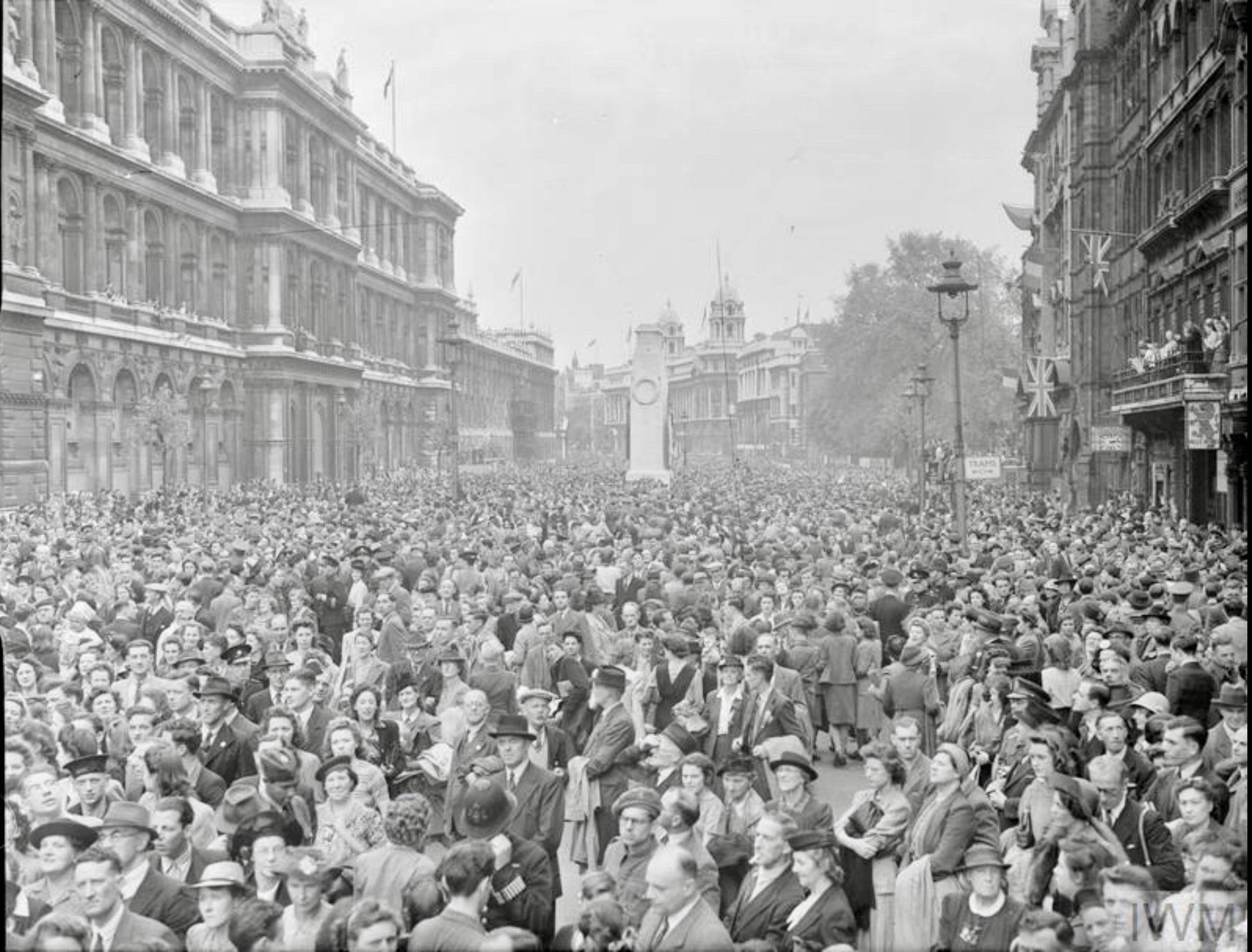 VE Day celebrations in London, England, May 8, 1945 [1400 × 1050]