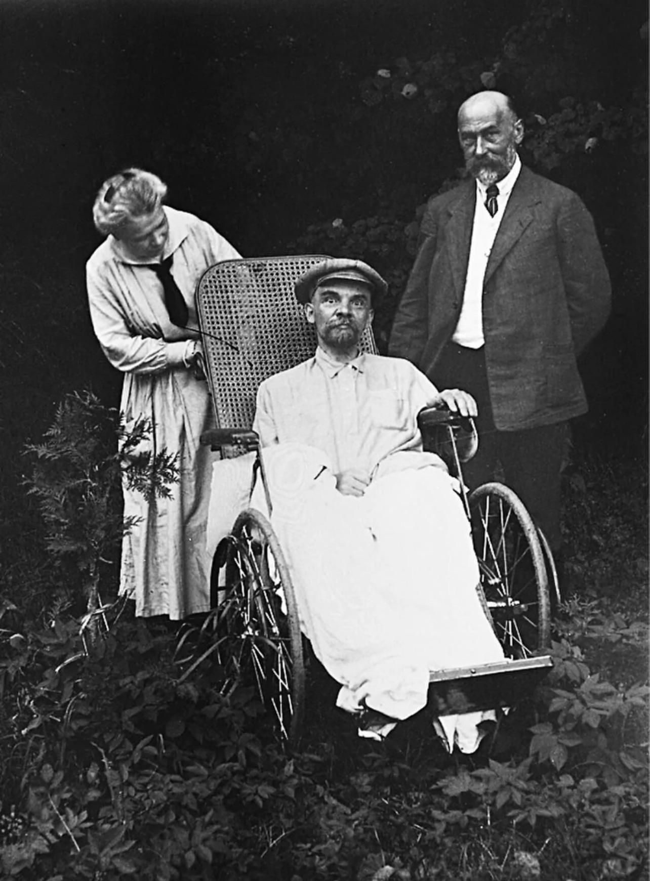 One of the last known photos of Vladimir Lenin, taken in the summer of 1923 after his third stroke. The USSR banned this photo for years to hide his deteriorating health.[744×1000]