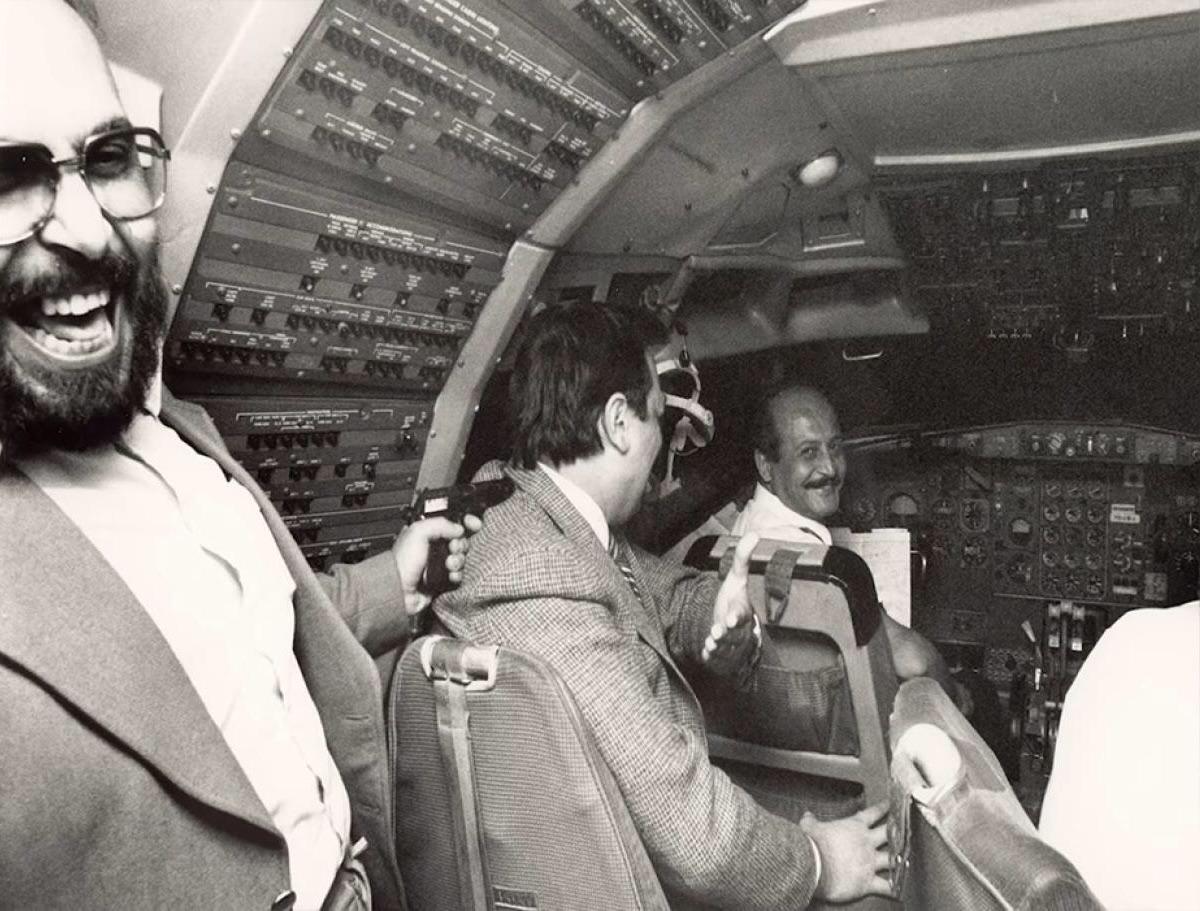 Bizarre moment of a Turkish Airlines plane hijacking in 1980 (1200×911)