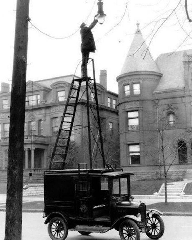 Changing street lamps. Ohio, 1910, [736×920]