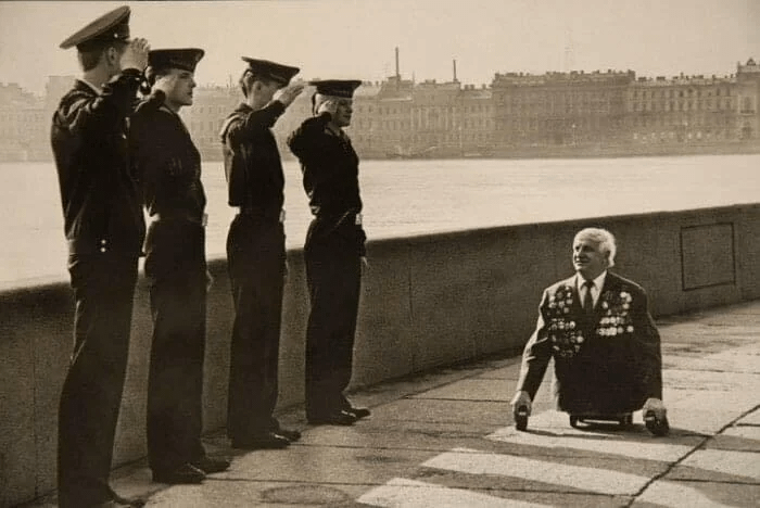 Sailors Saluting A War Veteran, Leningrad 1989. [700×468]