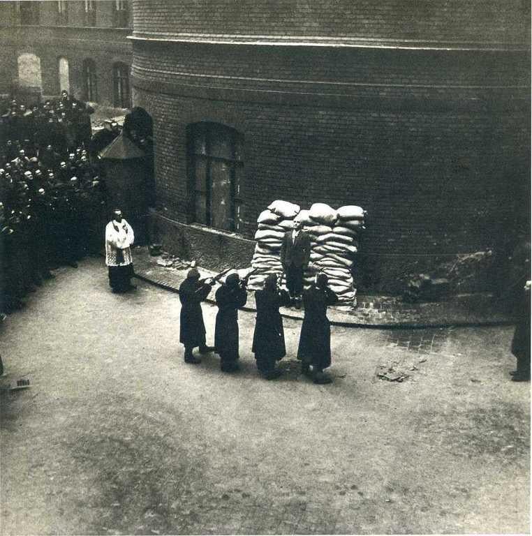 The execution of László Bárdossy, Budapest, Hungary, 1946. He was the PM of Hungary from 1941 to 1942 and one of the main initiators of the country’s entry into WWII on the side of Nazi Germany. He sanctioned the attack on Yugoslavia and Hungary’s participation in the invasion of USSR. [762×768]