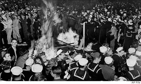Photo of the V-J Riot in San Francisco (Aug 14-17, 1945) [480×288 px]