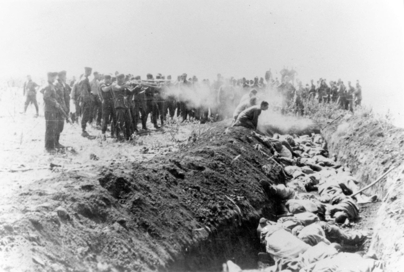 Nazi execution of USSR citizens at mass grave site in Communist Russia, 1941 (800×539)