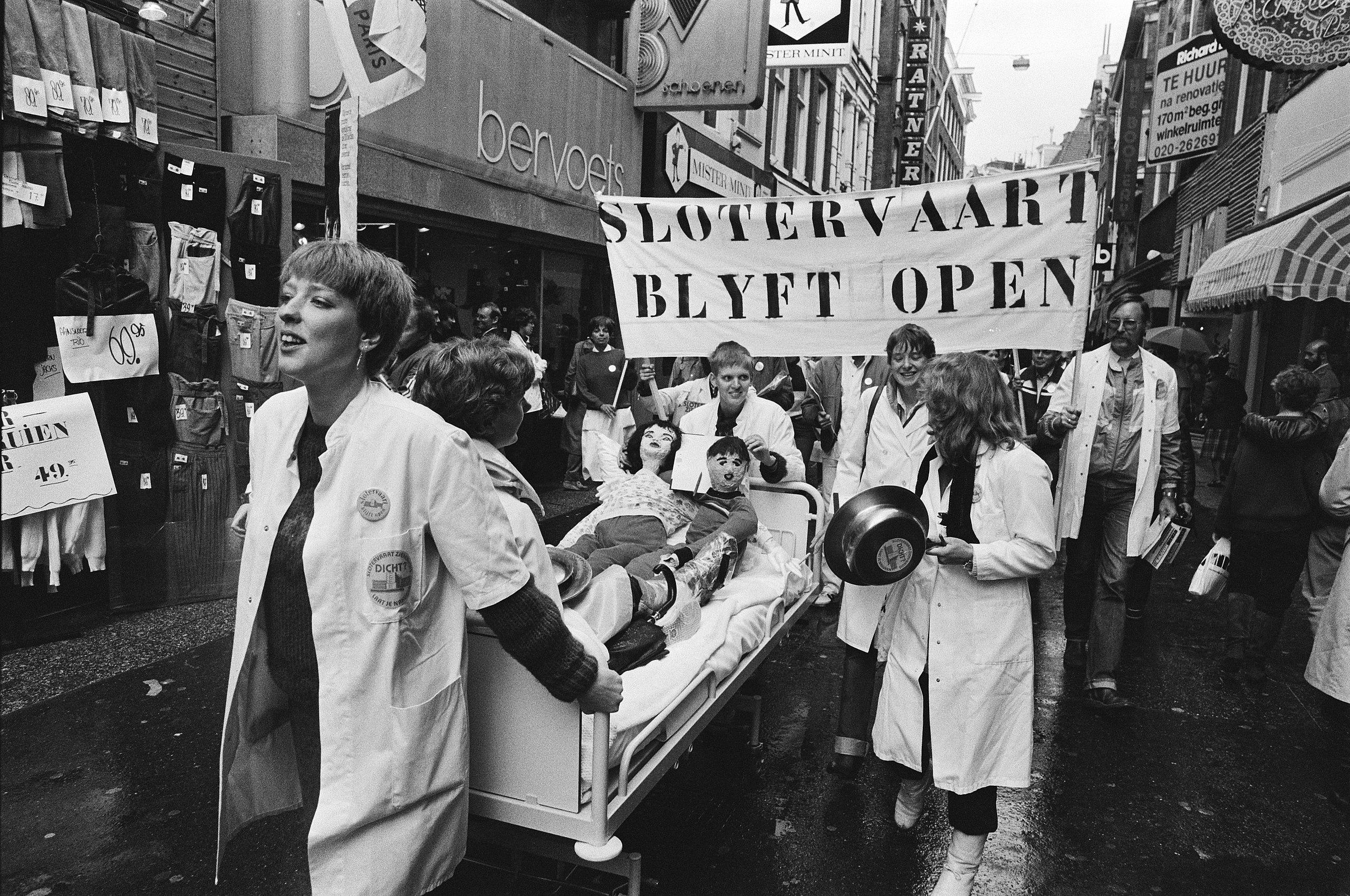 Dutch demonstrators in 1982 protesting against the closure of Slotervaart hospital. The hospital remained open, until going bankrupt in 2018. [2560×1700]