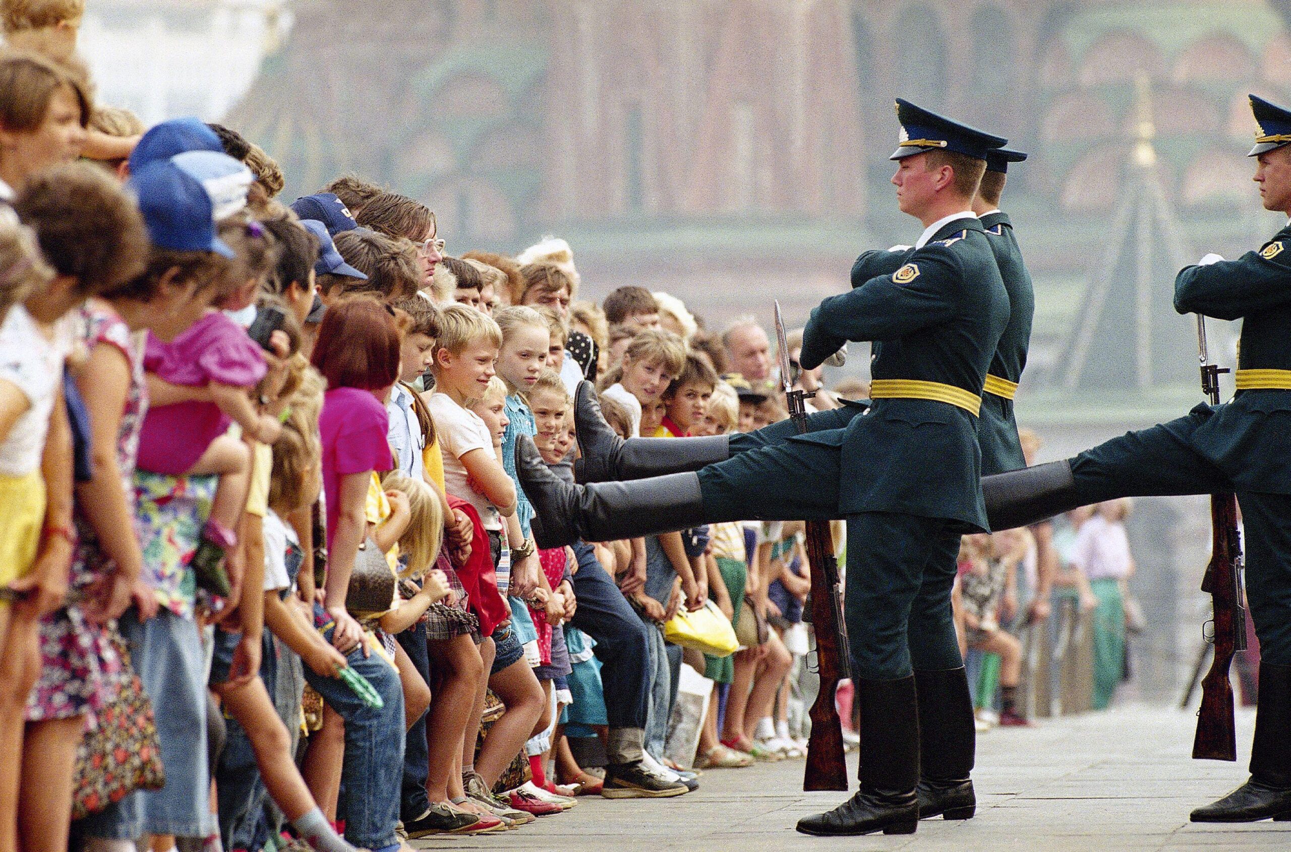 Children watch in 1992 the changing of the Kremlin Guard in front of Lenin’s tomb shortly after the collapse of the Soviet Union. The tradition was moved from Lenin’s tomb to the Tomb of the Unknown Soldier in 1993 and continues today. [2998×1980]
