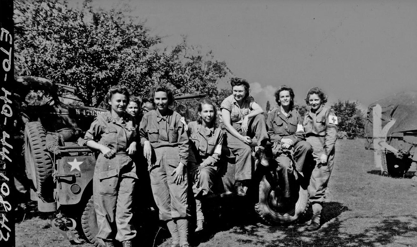Nurses taking a break WW II, 1944 [ 1750×1039