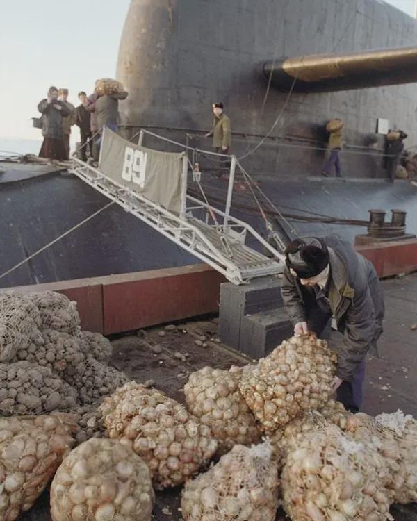 Loading food into a nuclear submarine, Gadzhievo, Murmansk region, 1996.[600×750]