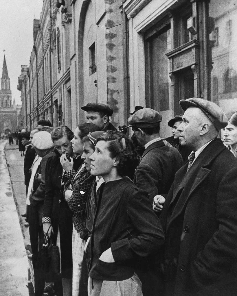 Moscow residents listen to the announcement of Nazi Germany’s attack on the Soviet Union, June 1941. [819×1024]