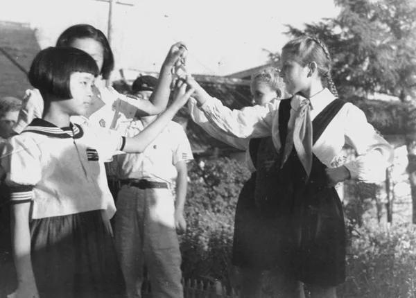A Korean female student who met members of the Young Pioneers in the North Korean region in the 1940s [600 x 430]