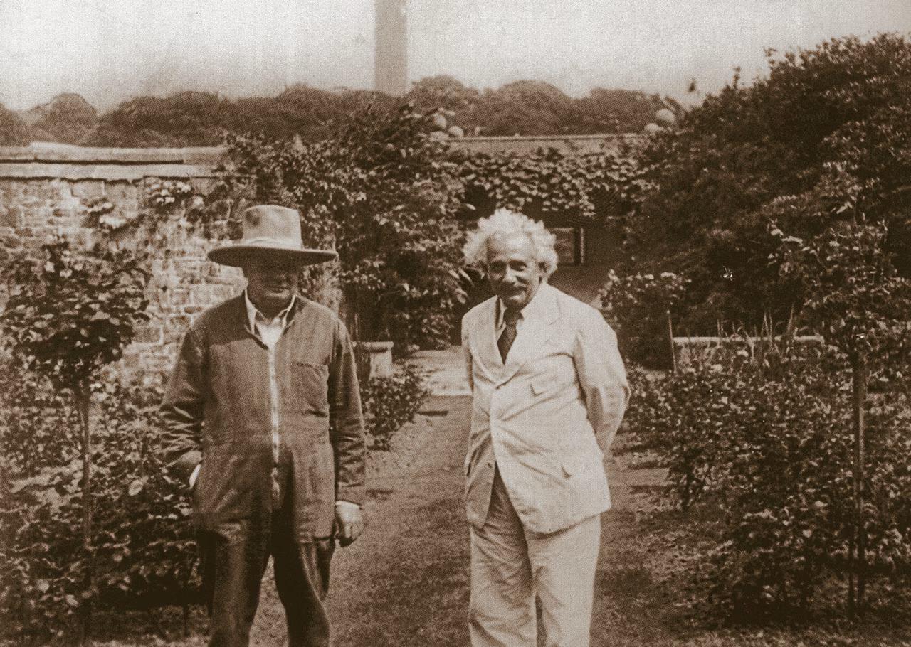Winston Churchill & Albert Einstein at the former’s Chartwell estate, 1933. At the time, Einstein had recently realized he would not be able to return to Germany, & had appealed to Churchill & others to increase the granting of refugee status to fleeing German jews (1280×910)