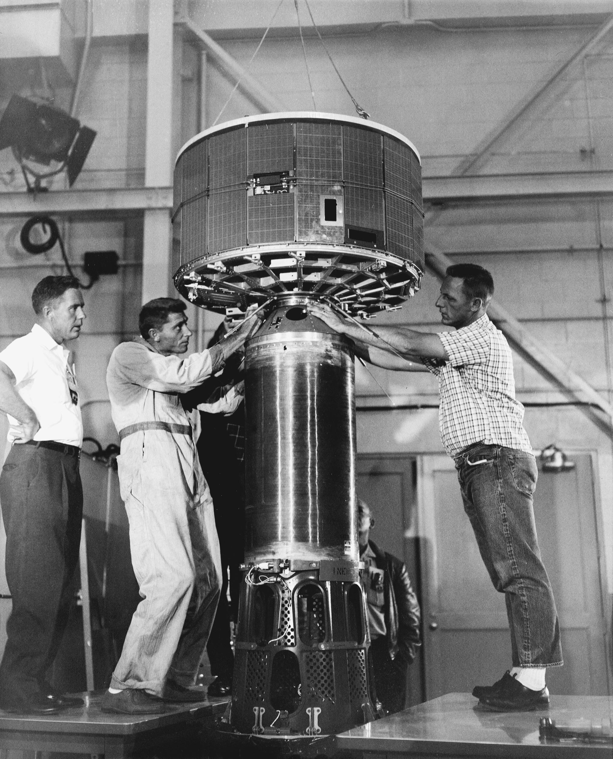 NASA engineers work on TIROS, America’s first Meteorological Satellite, 1960 [2022×2503]