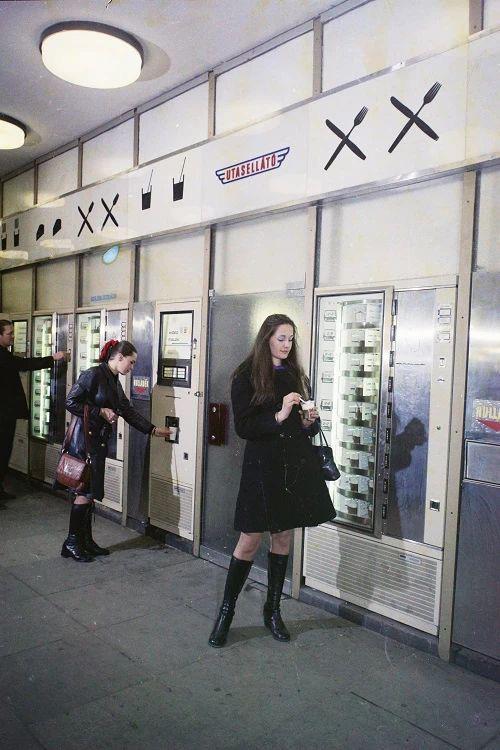 Women standing by vending machines – at the bus station in the 5th district of Budapest – at Elisabeth Square, Hungarian People’s Republic (HPR), c. 1970s. [500 x 750]