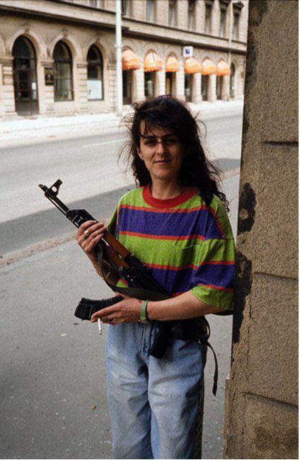 Bosnian woman holding a rifle – in the city of Sarajevo during the Bosnian War and Siege of Sarajevo c. 1992 – 1996. Photo was taken by Italian photojournalist Enrico Dagnino. [424 x 650]