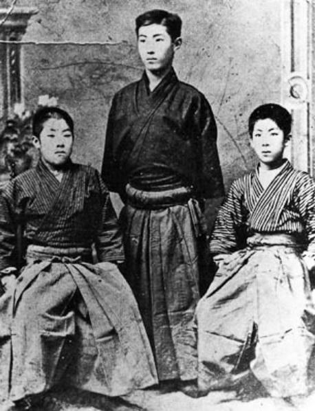 The Kita brothers: Reikichi (16), Terujirō (later Ikki Kita, 18), and Shōsaku (14). Circa 1901. [458×598]
