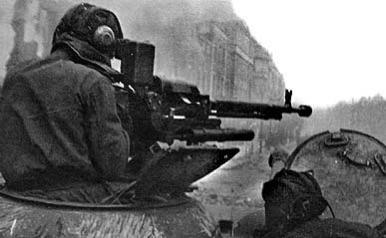 DShK M1938 heavy machine on a IS-2 heavy tank from the ’62nd Guards Heavy Tank Regiment’ – of the Soviet Army in Danzig (Gdansk) – during the East Pomeranian strategic offensive, c. late March 1945. [386 x 238]