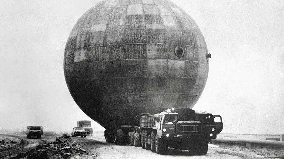 MAZ-7310 ‘Uragan’ truck transporting a massive liquid hydrogen storage tank – to the Baikonur Cosmodrome, Kazakh SSR, Soviet Union, c. 1960s. [968 x 554]