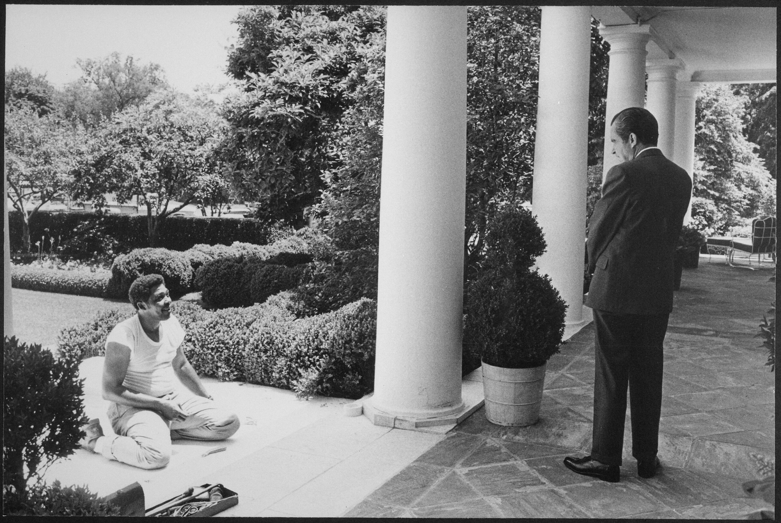 President Richard Nixon chatting with a White House gardener laying a sub-carpet for his daughter Tricia’s wedding, 1971 (3000×2011)