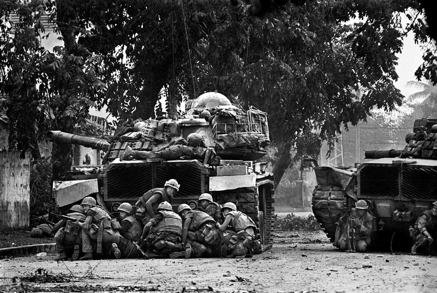 US Marines take cover behind a M67 “Zippo” flamethrower tank in Hue, Vietnam, 1968 [1536×1029]