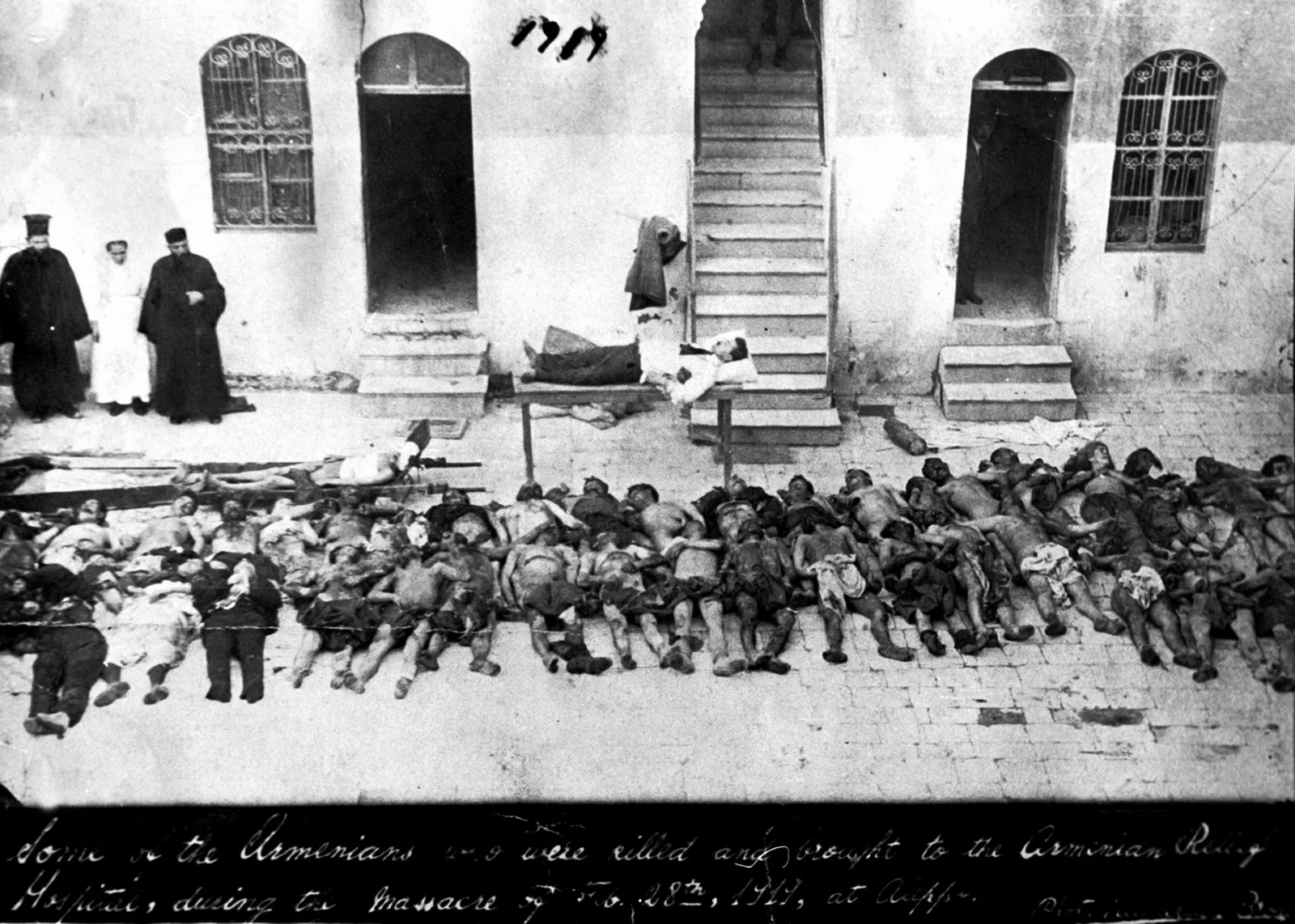 Victims of the “Great Slaughter” in the northern Syrian city of Aleppo, shown in a photo from 1919 during the Armenian Genocide. [1600 x 1142]