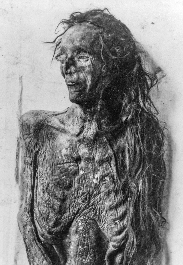 The mummified remains of John Paul Jones, a.k.a the “Father of the American Navy”. 1905 (640×923)