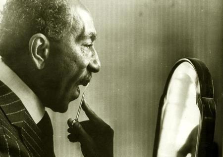 Egyptian president Anwar sadat clipping his moustache before a day at work, 1970s (450×318)