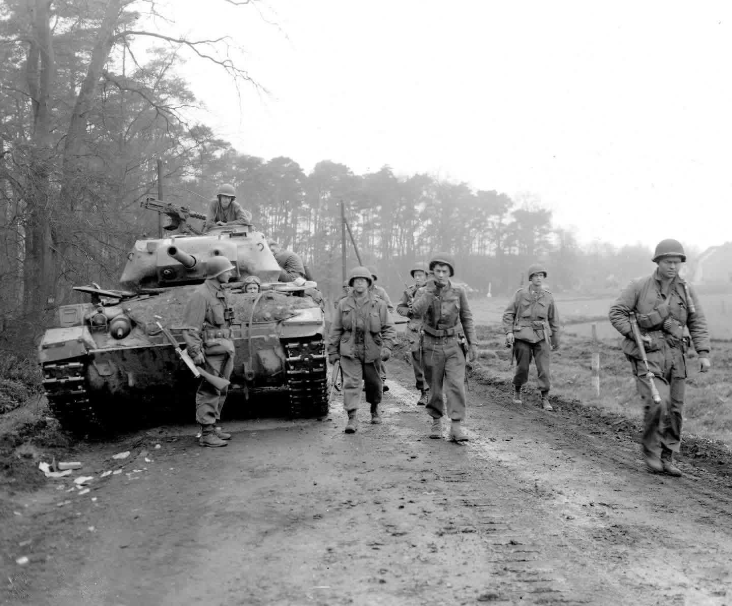 GIs of the 30th Infantry Division advance near Wesel, Germany with an M24 Chaffee in pursuit of retreating German forces – March 26, 1945. US Army Signal Corps photo #SC-270975. [1440×1192]