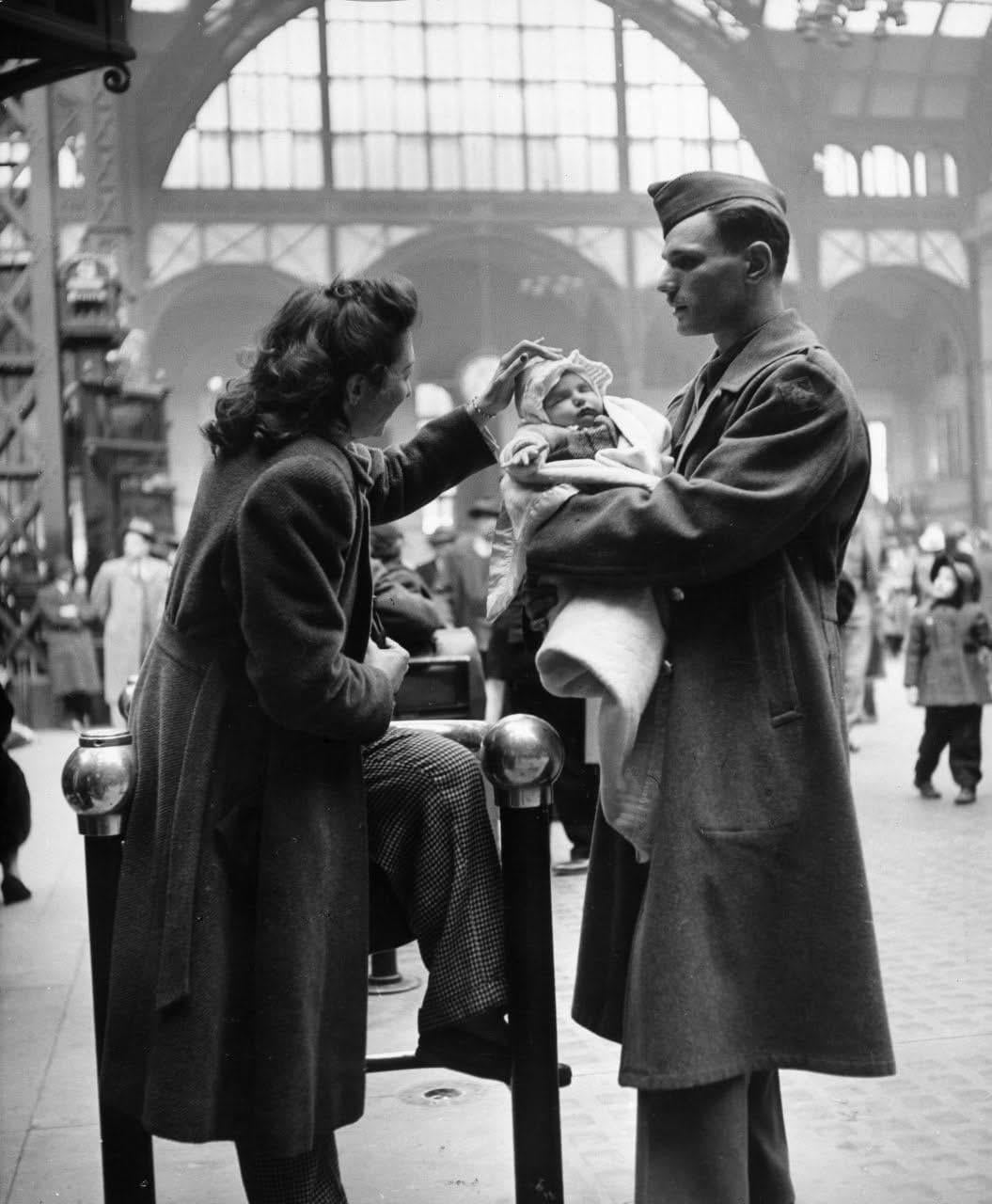 GI Louis Zwern of the 4th Infantry Division, his wife Syde, and daughter Jackie of Queens, New York, say their goodbyes at Penn Station in April 1943. This photo was among a series of brilliant “goodbye photos” taken by Alfred Eisenstaedt for Life Magazine. [1055×1280]