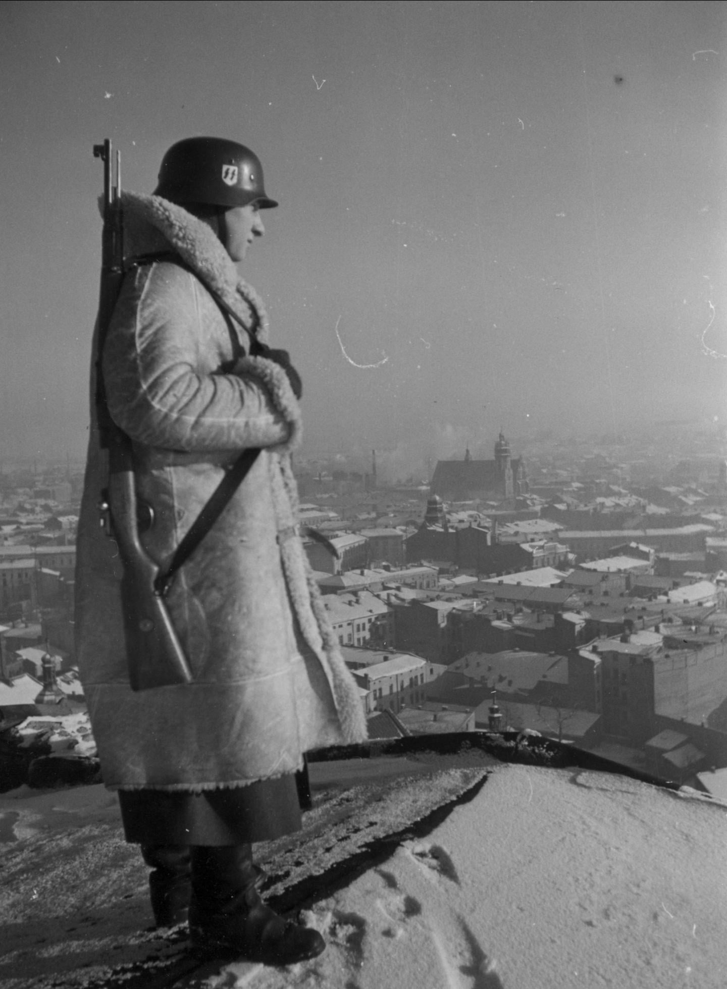 German sentry on guard on the roof of the Wawel Royal Castle. Panorama of Kraków in the background. Kraków, Occupied Poland, 1940 or 1941. [1440×1959]