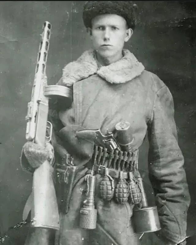 A Soviet partisan armed to the teeth, 1943. [640×799]