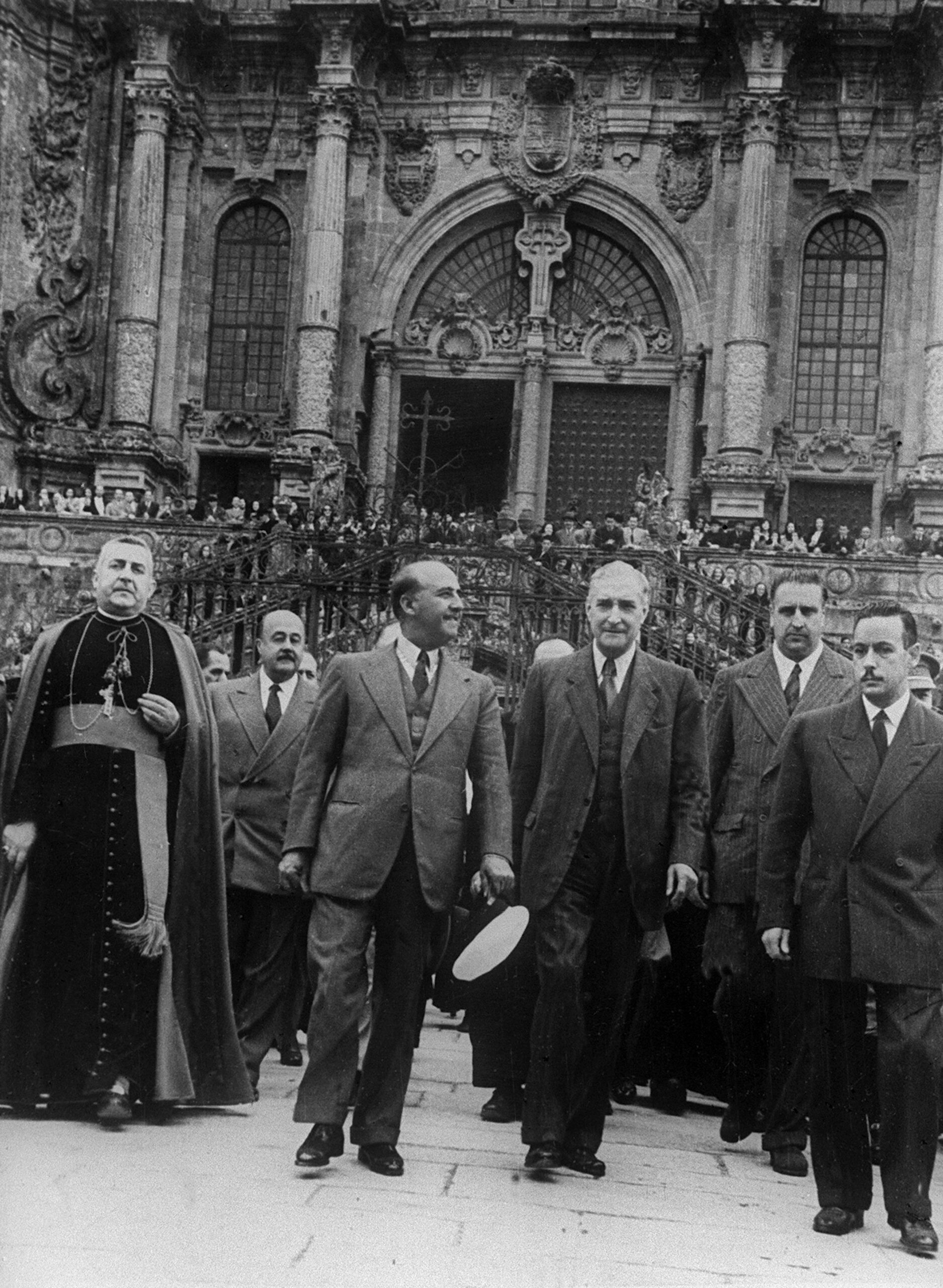 The dictators of Iberia, Francisco Franco of Spain and Antonio de Oliveira Salazar of Portugal flanked by security guards as they exit the Santiago de Compostela Cathedral, 1950. Unlike their right wing counterparts throughout Europe both men made sure to remain neutral during WWII (3543×2595)