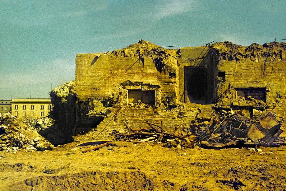 The remains of the New Reich Chancellery underground bunker, after it was uncovered by demolition work to make way for a new apartment bloc complex, East Berlin – East Germany, c. 1987. Photo by Robert Conrad/Lumabytes – [920 x 614]