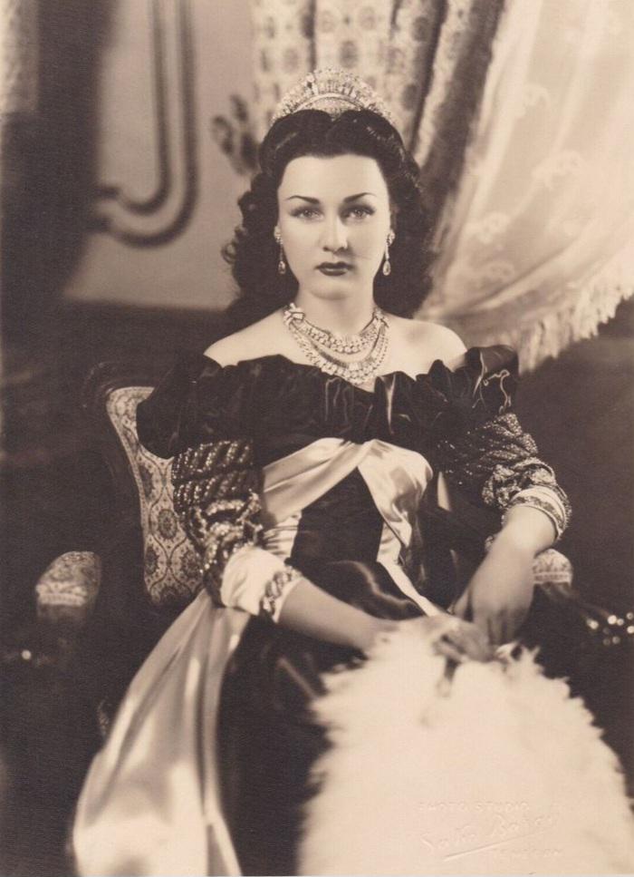 The famously beautiful Princess fawzia of Egypt (she was also married to the shah of iran for some time), photo taken in the 1940s(?) (Google says 1945 but might not be accurate) (700×967)