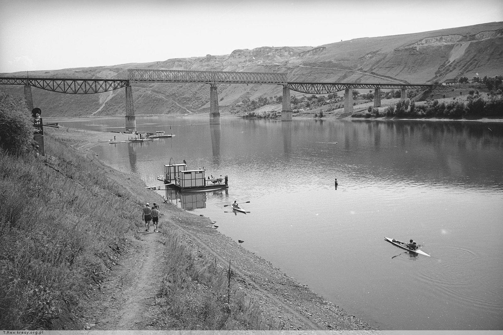 Zaleszczyki rail bridge (modern day Zalishchyky, Ukraine) connecting Second Polish Republic and Kingdom of Romania. Late 1930s. [1600 × 1067]