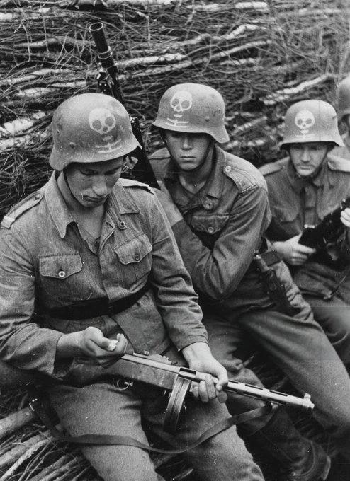 Nazi-allied Finnish troops in a trench on the Leningrad front, the most destructive siege in human history, 1942. [494×660]