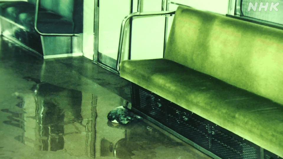 Sarin liquid spreads out on the floor of a subway car, Tokyo, March 1995.[960×540]