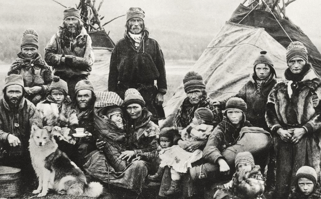 Sami group and Lavvo tents in Tromsdalen, Norway early 1900s. [1032×640]