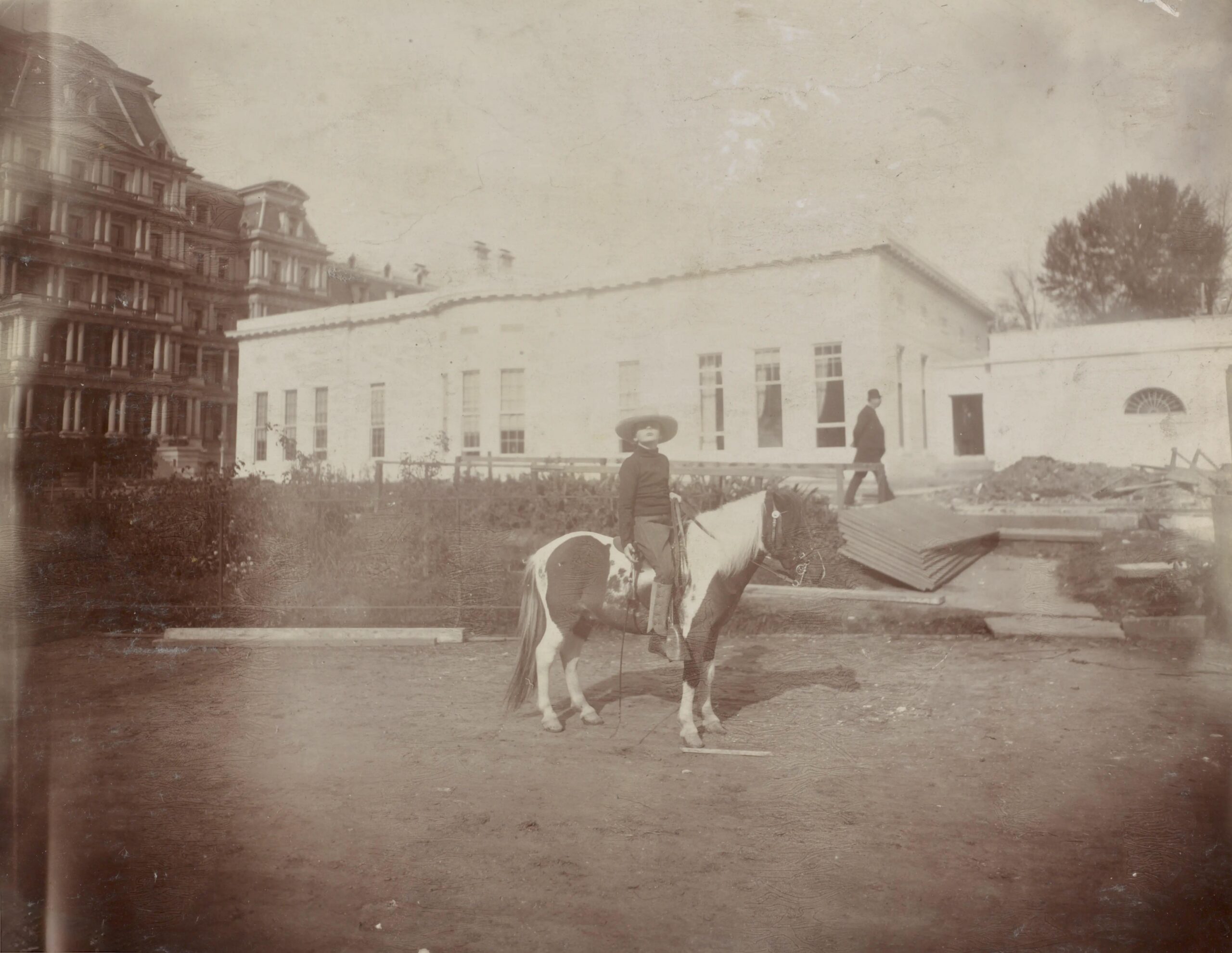 Archie Roosevelt in 1903, the son of President Theodore Roosevelt, riding ‘Algonquin’, his Shetland pony next to the West Wing of the White House. The oval office wasn’t built until later in 1909. [5632×4357]