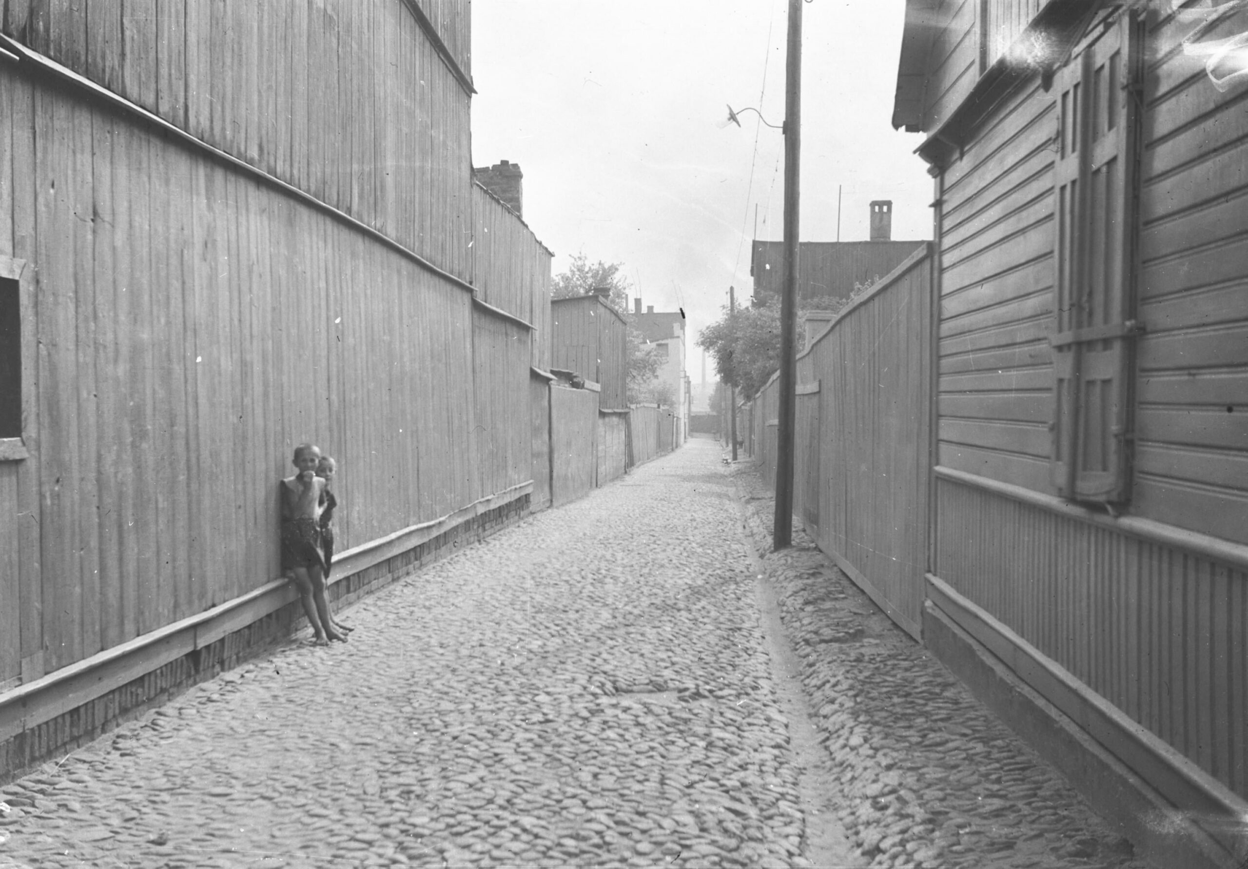 Wąska Street in Łódź, Poland, between 1935 and 1938. [3023×2104]