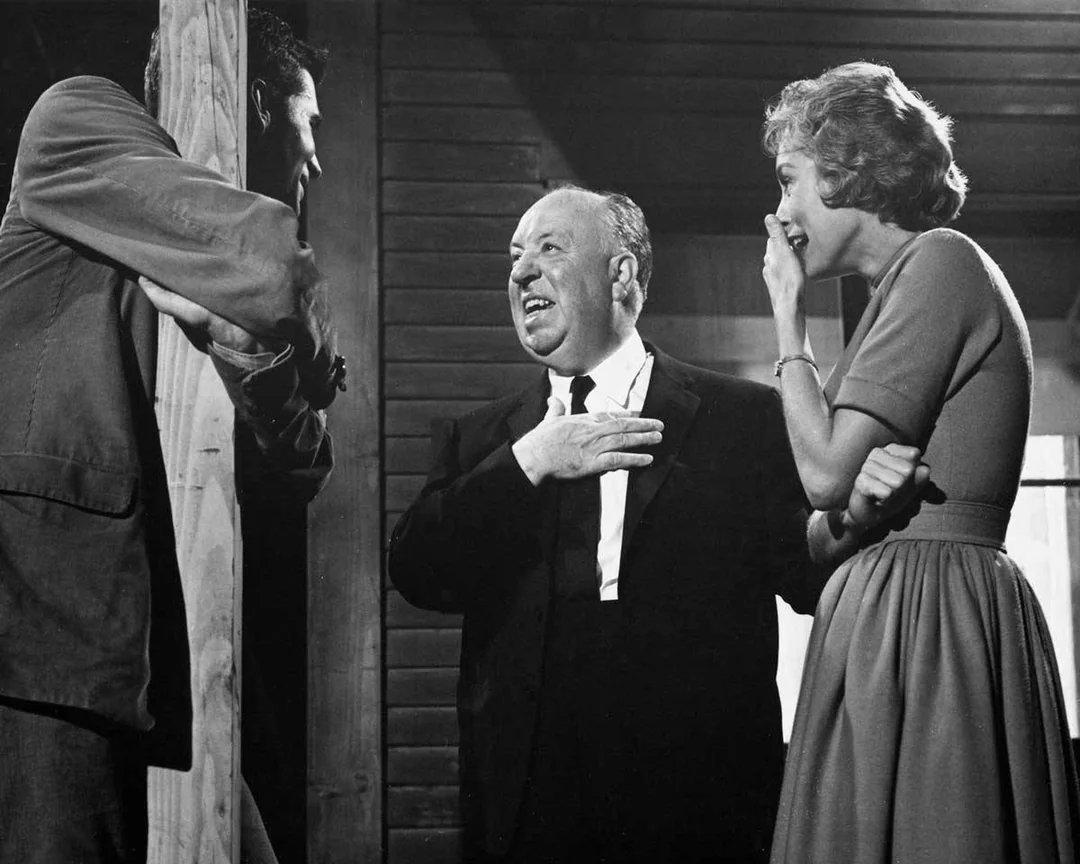 Anthony Perkins, Alfred Hitchcock, and Janet Leigh sharing a moment at the Bates Motel during the making of Psycho (taken in 1959) [1080×864]