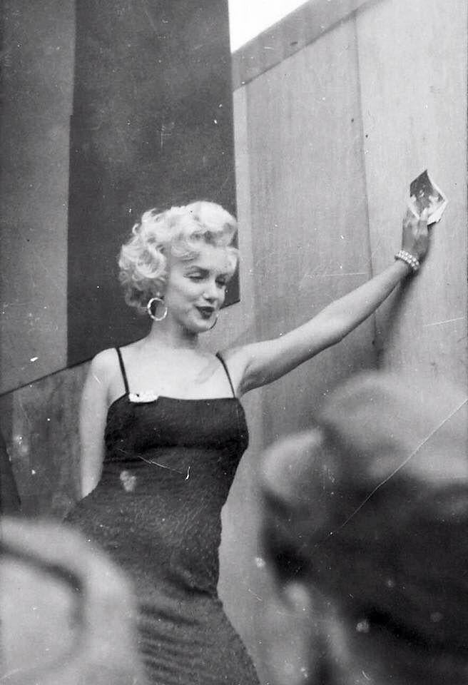 A soldier’s polaroid of Marilyn Monroe visiting the troops in Korea: “She was the most beautiful, refreshing sight most of those men had seen in months.” 1954 (656×960)