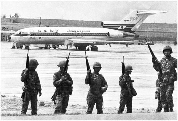 South Korean troops monitoring a Japan Airlines Boeing 727 passenger plane that landed at Gimpo Airport in 1970, hijacked by Japanese communist extremists attempting an asylum into North Korea [604 x 411]