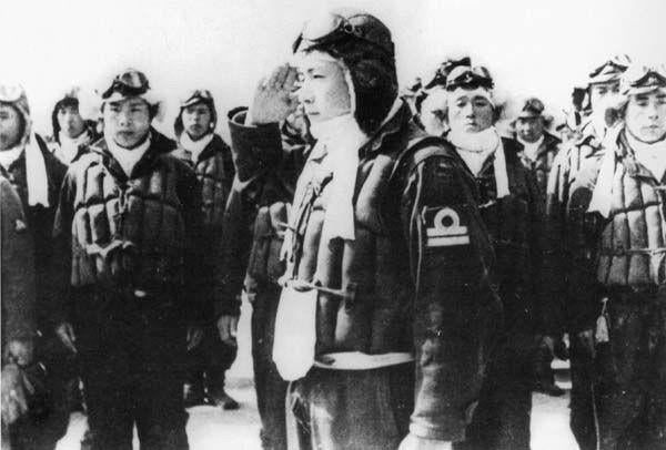 Japan’s “Special Attack Unit” kamikaze pilots, who would intentionally crash planes into enemy ships in the pacific (1944) [600×406]