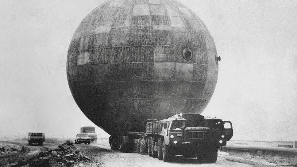 A MAZ-7310 truck hauling a liquid hydrogen tank, (1960s), Baikonur, USSR. [968×544]