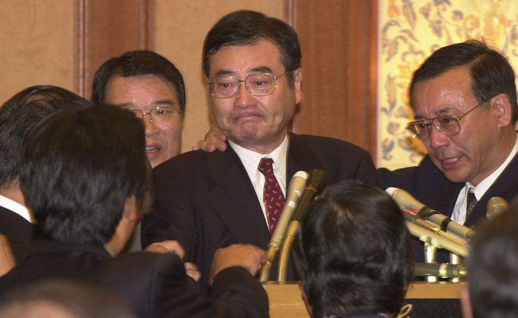 “Kato-sensei, you’re our leader! You can’t just charge in alone! When you make your move, we’re going with you!” Koichi Kato’s rebellion within the LDP ends in defeat, Japan, 20 November 2000 [750 x 461]