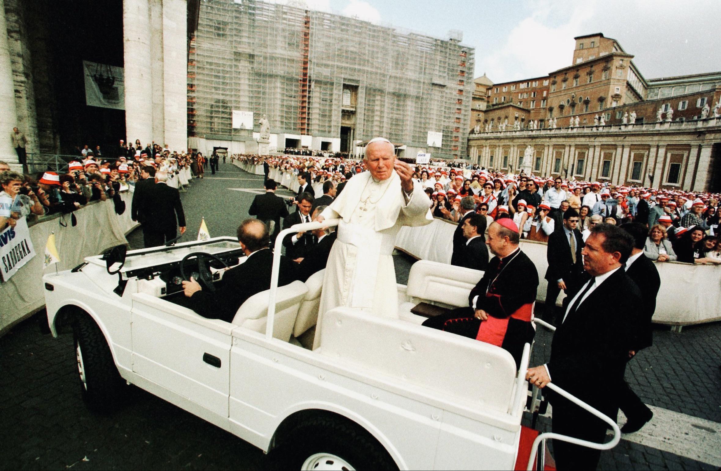 Pope John Paul II in St. Peter’s Square moments before the assassination attempt, Vatican City, May 13, 1981 [1536 × 1024]