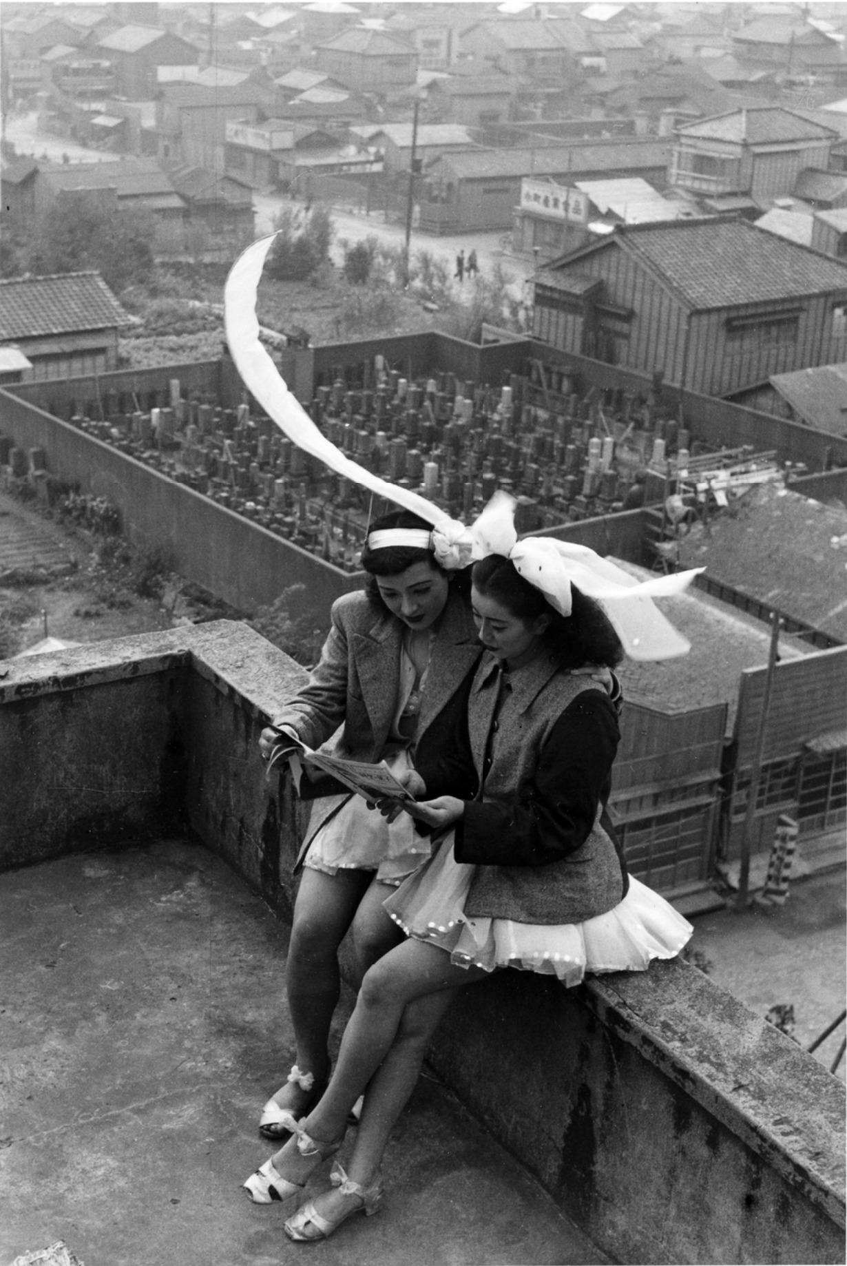 Dancers Resting on a Rooftop, Asakusa, Tokyo, 1949. Toshinori Tanuma. [1230×1838]