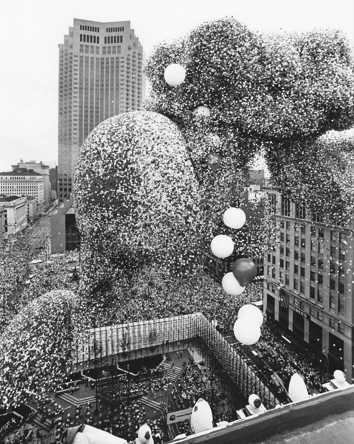 Balloonfest ’86, a world-record attempt that released nearly 1.5 million balloons over downtown Cleveland before shifting winds turned the celebration into an unexpected fiasco. Cleveland, Ohio, September 27, 1986 [1188×1491]