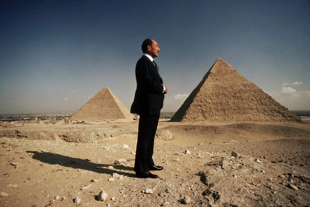 Anwar Sadat, president of Egypt, at the pyramids 1977 (1024×683)